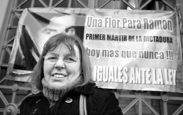 Alicia Jaime, viuda de Ramón Peré, ayer, en el homenaje que se le tributó en la explanada de la Universidad de la República. · Foto: Javier Calvelo