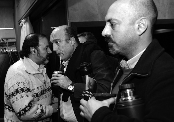 Ricardo Cajigas, de la Union Ferroviaria, el senador Daniel Martinez y el dirigente metalurgico Marcelo Abdala, durante la presentacion
del Plan Estrategico y Reestructura Ferroviaria en Uruguay, en el edificio anexo al Palacio Legislativo.  · Foto: Nicolás Celaya