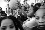 Niños sudafricanos en el entrenamiento de Uruguay, ayer, en el Phillipe Stadium de Ciudad del Cabo.