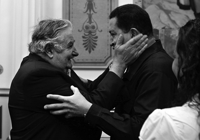 Los presidentes, Jose Mujica y Hugo Chavez, ayer, durante el encuentro que mantuvieron en el Palacio de Miraflores, junto a los presidentes Evo Morales y Fernando Lugo. · Foto:  efe, palacio de miraflores, s/d de autor