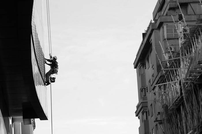 Trabajador realiza la limpieza de vidrios de la fachada de un edificio de Ciudad Vieja. (archivo, mayo de 2011) · Foto: Fernando Morán