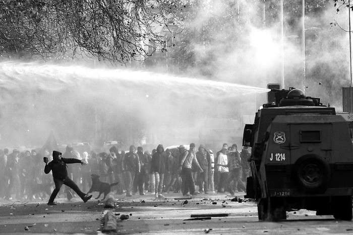 La policía enfrenta a estudiantes durante una marcha por las calles del centro de Santiago, en Chile, el jueves 30 de junio, donde
estudiantes y profesores denunciaron el alto costo de la educación en el país y reclamaron un mayor aporte del Estado para reducir las
deudas de los alumnos. · Foto:  efe, fernando nahuel