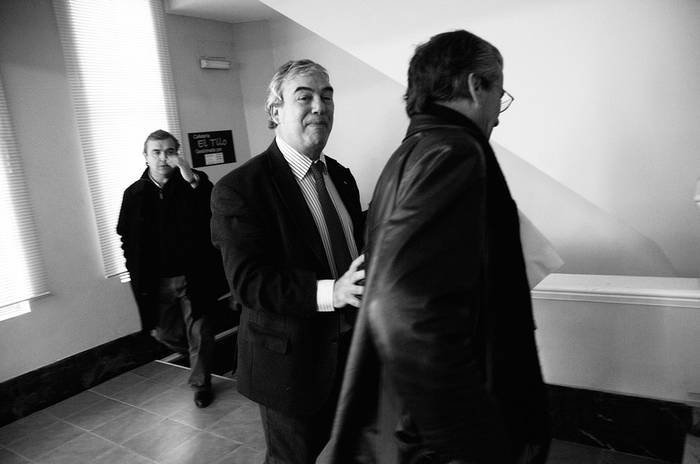 Jorge Larranaga, Luis Alberto Heber y Juan Castillo, ayer, en la sede del PIT-CNT.  · Foto: Fernando Morán