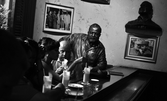 Turistas beben en la barra del bar El Floridita junto a una estatua del escritor estadounidense Ernest Hemingway (1899-1961), ayer en La Habana. · Foto: Efe, Alejandro Ernesto