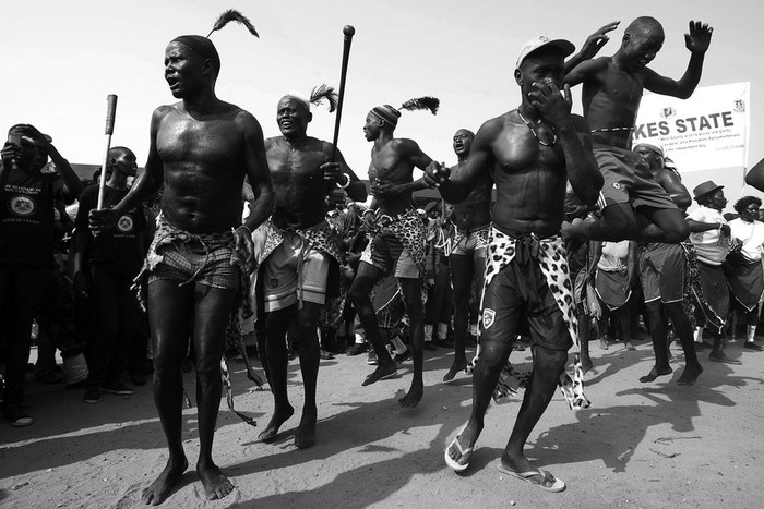 Bailarines de danzas tradicionales se preparan para los actos del sabado, cuando se proclame la independencia de Sudan del Sur,
ayer en Yuba.  · Foto: efe, giorgos moutafis