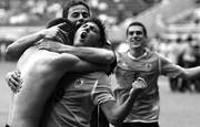 Los jugadores de la selección sub 17 festejan el pasaje a la final tras la victoria 3-0 ante Brasil, ayer, en el estadio Omnilife de Guadalajara.  foto: efe, ulises ruiz basurto