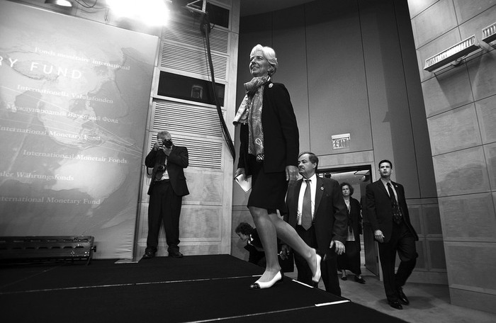 La nueva directora general del Fondo Monetario Internacional (FMI), Christine Lagarde, llega a su primera rueda de prensa en la sede del FMI en Washington, Estados Unidos, el miércoles. · Foto: Efe, Jim Lo Scalzo