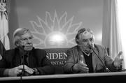 Danilo Astori y José Mujica, durante la conferencia de prensa que brindaron tras la reunión del gabinete social en la residencia de Suárez.
