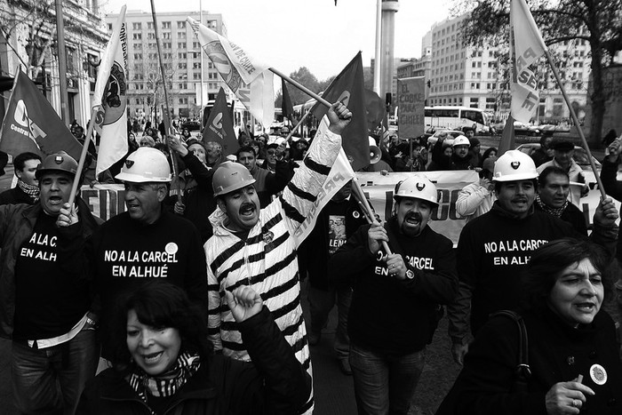 Cientos de trabajadores de la empresa estatal chilena Codelco manifiestan, frente a la empresa. Codelco, la mayor productora mundial
de cobre, paralizó ayer sus actividades por una huelga general, la primera desde 1993, a la que según los sindicatos se han sumado 45.000
trabajadores. · Foto:  efe, fernando nahuel