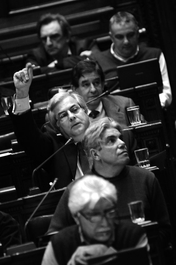 Diputados del Frente Amplio durante la sesión de ayer, en la que se aprobó la Ley de
Participación Público Privada.  · Foto: Pablo Nogueira