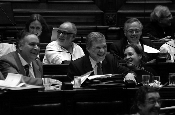 Los ministros Hector Lescano, Roberto Kreimerman y Graciela Muslera, durante una intervencion de Lescano, tras un cuarto intermedio de dos horas propuesto por la bancada oficialista. · Foto: Andrés Cuenca