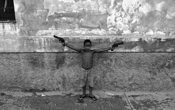 Un niño juega en una calle de La Habana · Foto: Efe, Alejandro Ernesto