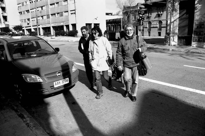Néstor Neves, Karina Bertalmio y Carlos Tutzó llegan a la sede del Partido Comunista, el sábado. · Foto: Fernando Morán