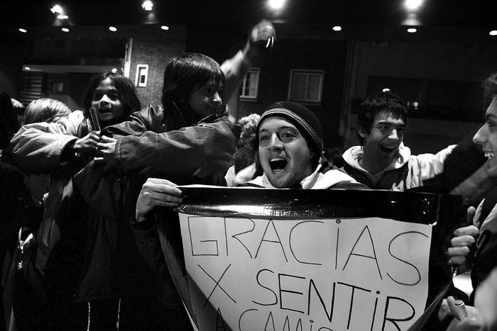 Hinchas de Uruguay cuando arribaban los jugadores de su selección, ayer, en el hotel Intercontinental de Buenos Aires.  · Foto: Javier Calvelo