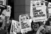 Personas se manifiestan en Londres, a las afueras del Parlamento, contra Rupert Murdoch, y piden la dimision del primer ministro
britanico, David Cameron. El magnate de prensa, su hijo James y Rebekah Brooks, mano derecha en Reino Unido de su conglomerado
mediatico, declararon ante el Parlamento britanico acerca de las escuchas telefonicas del tabloide News of the World.
· Foto: Efe, Jonathan Brady Personas se manifiestan en Londres, a las afueras del Parlamento, contra Rupert Murdoch, y piden la dimision del primer ministro
britanico, David Cameron. El magnate de prensa, su hijo James y Rebekah Brooks, mano derecha en Reino Unido de su conglomerado
mediatico, declararon ante el Parlamento britanico acerca de las escuchas telefonicas del tabloide News of the World.
· Foto: Efe, Jonathan Brady