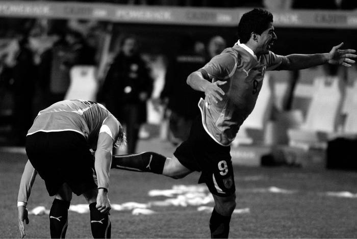 Diego Forlan y Luis Suarez, ayer, tras el primer gol de Uruguay ante Peru en el estadio Unico de La Plata.  · Foto: Javier Calvelo