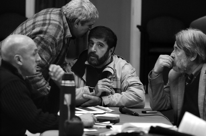 Jorge Bermúdez, Gustavo Signorele, Fernando Pereira y Edgardo Oyenart, ayer, en la Mesa Representativa del PIT-CNT.
 · Foto: Victoria Rodríguez