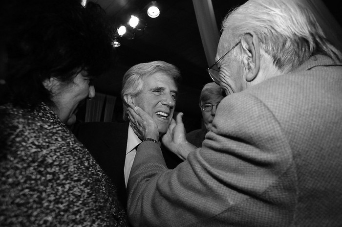 Tabaré Vázquez recibe el saludo de dirigentes frenteamplistas, anoche, en la cena recaudatoria del Partido Socialista. · Foto: Victoria Rodríguez