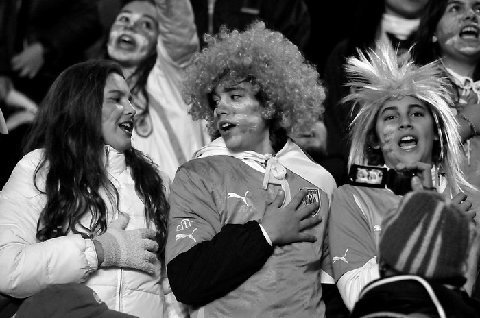 Hinchas de Uruguay durante el partido por semifinales, entre las selecciones de Uruguay y Perú, en el estadio Único de la ciudad de La Plata. · Foto: Javier Calvelo