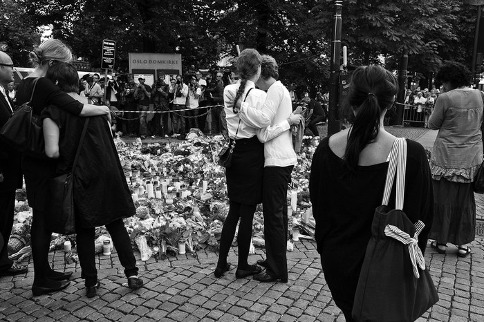 Miembros del público se abrazan tras la misa de pena y esperanza por los asesinados y heridos en los ataques del viernes en Oslo.
 · Foto: EFE, Aleksander Andersen