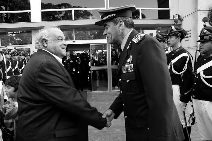 Eleuterio Fernández Huidobro y Jorge Rosales, ayer, tras el acto de asunción del cargo del nuevo ministro de Defensa. · Foto: Pablo Nogueira
