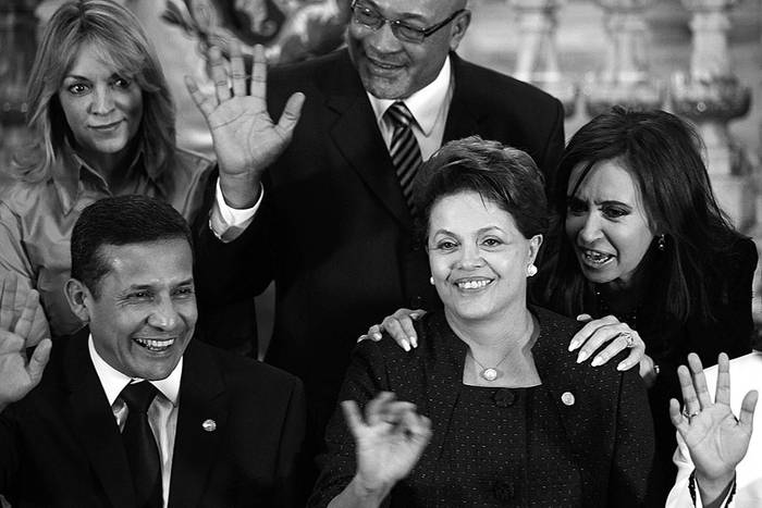 Los mandatarios Ollanta Humala, Dilma Rousseff y Cristina Fernández se preparan para la foto oficial de la cumbre de la Unión de Naciones Suramericanas (Unasur), en el Palacio de Gobierno en Lima. · Foto: Efe, Paolo Aguilar