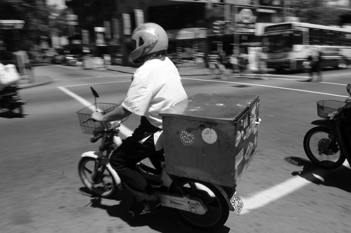 Moto delivery por el Centro de Montevideo. (archivo, febrero de 2011) · Foto: Nicolás Celaya