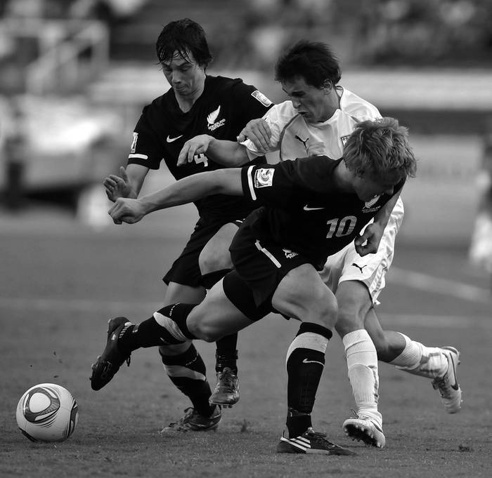 Adrián Luna disputa el balón con el neozelandés Anthony Hobbs, durante el partido de ayer en el estadio Pascual Guerrero de Cali.
 · Foto: Efe, Christian Escobar Mora