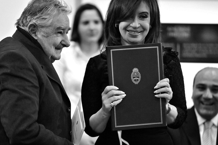 Los presidentes Cristina Fernandez y Jose Mujica durante el encuentro que mantuvieron junto a sus ministros, ayer en la Casa Rosada.  · Foto: Javier Calvelo