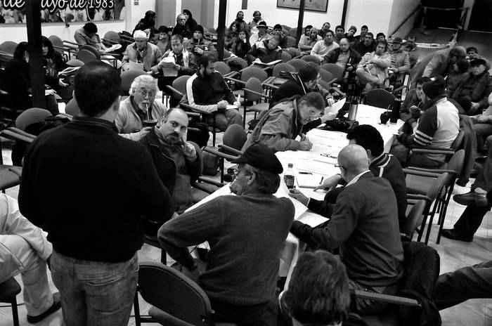 Reunión de la Mesa Representativa del PIT-CNT, ayer, en la sede de la central sindical. · Foto: Javier Calvelo