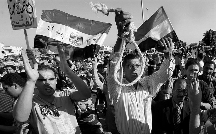 Manifestantes en contra del ex presidente egipcio Hosni Mubarak ante el tribunal improvisado en la Escuela de Policía en El Cairo.
 · Foto: Efe, Khaled Elfiqi