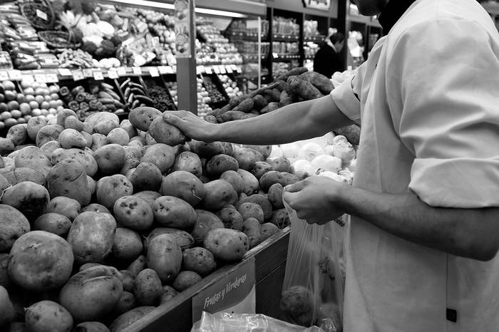 Trabajador de un supermercado de Montevideo. (archivo, agosto de 2010) · Foto: Nicolás Celaya Trabajador de un supermercado de Montevideo. (archivo, agosto de 2010) · Foto: Nicolás Celaya