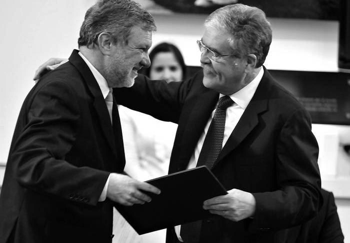 Roberto Kreimerman y el secretario de Planeamiento de Argentina, Julio De Vido, el martes, durante la firma de acuerdos en la cumbre
presidencial en la Casa Rosada.  · Foto: Javier Calvelo