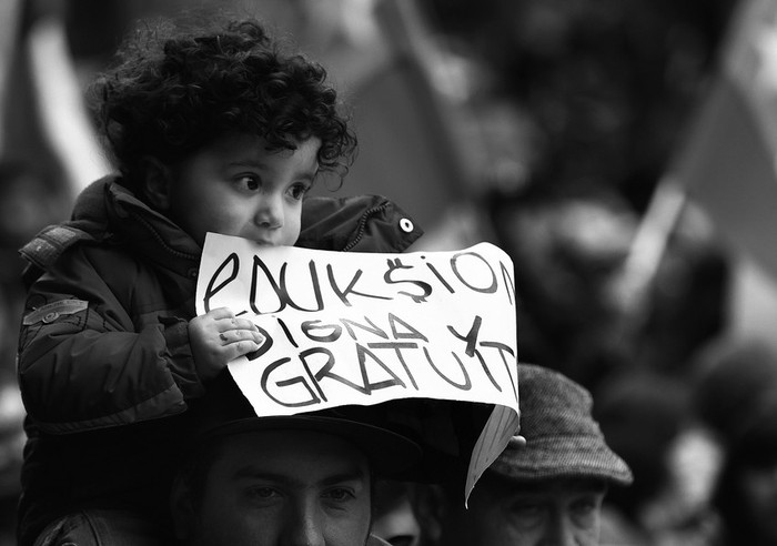 Cientos de personas participaron en la “marcha familiar”, convocada por los estudiantes secundarios y asociaciones en las calles
céntricas, ayer en Santiago de Chile. · Foto: Efe, Felipe Trueba