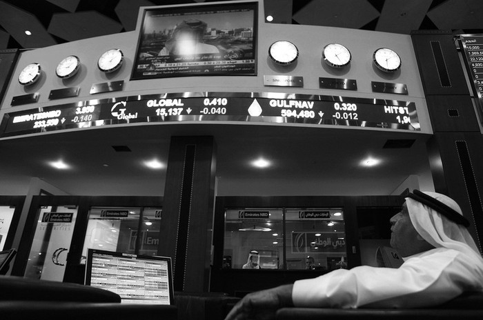 Un inversor emiratí sigue la actividad de la bolsa de Dubái. La noticia de la rebaja de la calificación de la deuda de EEUU a AA+
por parte de la agencia Standard and Poors, la primera en la historia del país, sacudió ayer los mercados de valores a través de todo
Oriente Medio. En Dubái, la bolsa cayó 4,5%, y cerró el día con un 3,69% y 1,484 puntos. · Foto: Ali Haider Un inversor emiratí sigue la actividad de la bolsa de Dubái. La noticia de la rebaja de la calificación de la deuda de EEUU a AA+
por parte de la agencia Standard and Poors, la primera en la historia del país, sacudió ayer los mercados de valores a través de todo
Oriente Medio. En Dubái, la bolsa cayó 4,5%, y cerró el día con un 3,69% y 1,484 puntos. · Foto: Ali Haider