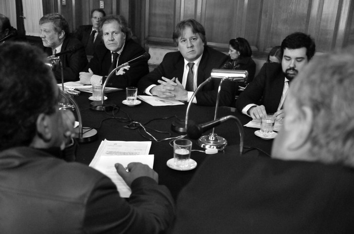 Los ministros Roberto Kreimerman, Luis Almagro y Fernando Lorenzo, ayer, cuando concurrieron a la Comisión de Asuntos
Internacionales del Senado. · Foto: Javier Calvelo