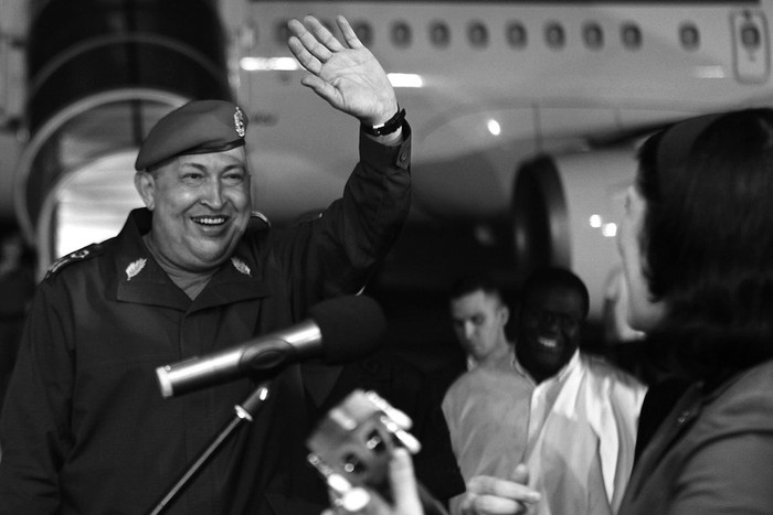 El presidente venezolano, Hugo Chávez, el sábado en Caracas, antes de partir hacia La Habana para someterse a un segundo
ciclo de quimioterapia.  · Foto: Miraflores, s/d de autor