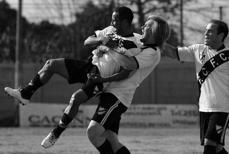 Marcio Backes, Pablo Malinovsky y José María Di Nápoli, de Ferro Carril de Salto, luego del segundo gol del partido ante Lavalleja de Rocha, ayer, en el estadio Ernesto Dickinson. · Foto: Sandro Pereyra Marcio Backes, Pablo Malinovsky y José María Di Nápoli, de Ferro Carril de Salto, luego del segundo gol del partido ante Lavalleja de Rocha, ayer, en el estadio Ernesto Dickinson. · Foto: Sandro Pereyra