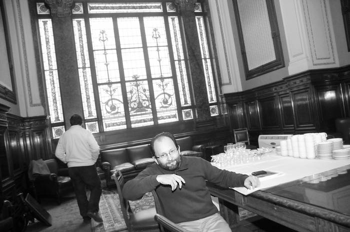 Gustavo Gómez, durante el seminario internacional “¿Qué está pasando con la publicidad oficial?”, en la antesala de la Cámara de
Representantes. (archivo, julio de 2011) · Foto: Fernando Morán