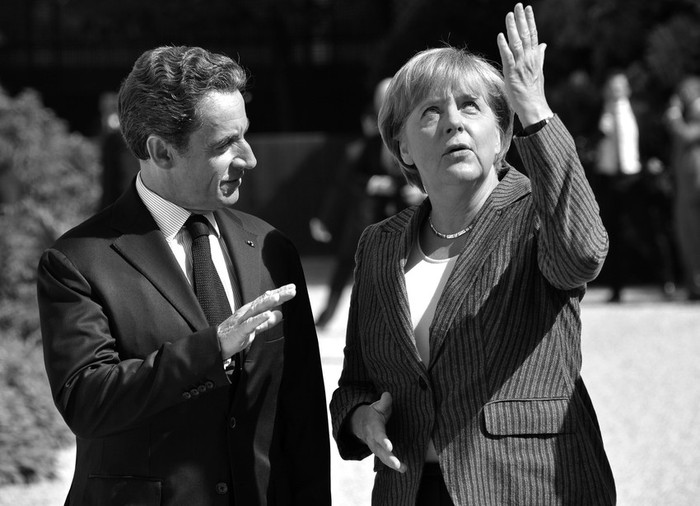 El presidente francés, Nicolas Sarkozy, recibe a la canciller alemana, Angela Merkel, en el palacio del Elíseo de París. · Foto: Efe, Horacio Villalobos