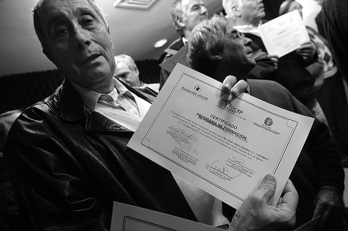 Mario Damelles con su diploma luego de recibirlo junto a otros jubilados de la construcción, participantes del programa “Formación de formadores nivel inicial”, ayer, en la Torre Ejecutiva. · Foto: Nicolás Celaya