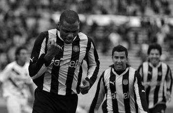 Marcelo Zalayeta, tras convertir el segundo gol de Peñarol ante El Tanque, ayer, en el estadio Centenario. Marcelo Zalayeta, tras convertir el segundo gol de Peñarol ante El Tanque, ayer, en el estadio Centenario.