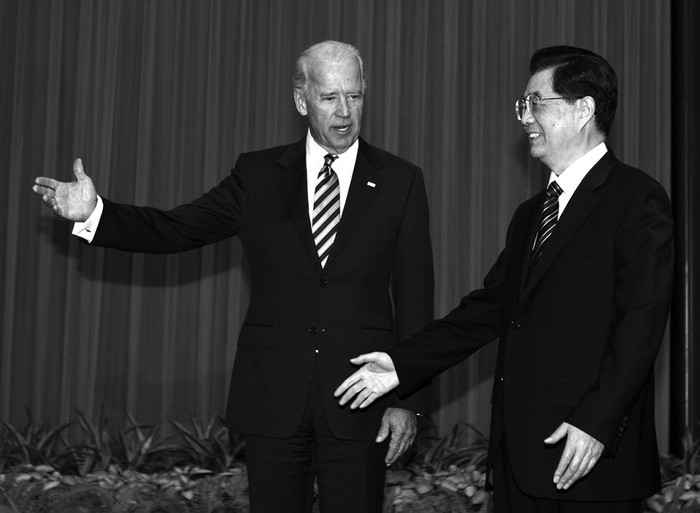 El vicepresidente estadounidense, Joe Biden y el presidente chino, Ju Hintao,
antes de su reunión en el Gran Palacio del Pueblo en Pekín, el viernes 19 de agosto.  · Foto: Efe, Andy Wong