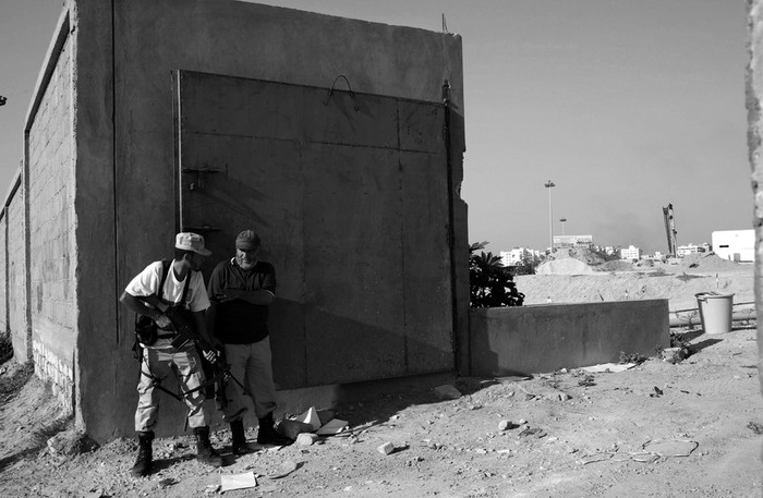 Rebeldes se acercan a la zona de influencia de Muamar el Gadafi, en Bab Al Azizia, ayer, en Trípoli.  · Foto: Efe, Marco Salustro