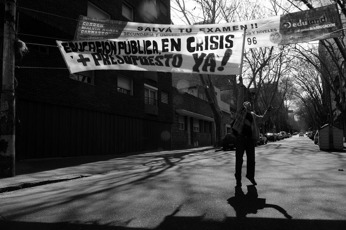 Un joven participa en la movilizacion de estudiantes y docentes, ayer, frente al liceo Zorrilla. · Foto: Nicolás Celaya