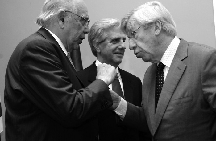 Jorge Batlle, Danilo Astori y Tabaré Vázquez, ayer, en el edificio Bolsa de Comercio. · Foto: Victoria Rodríguez