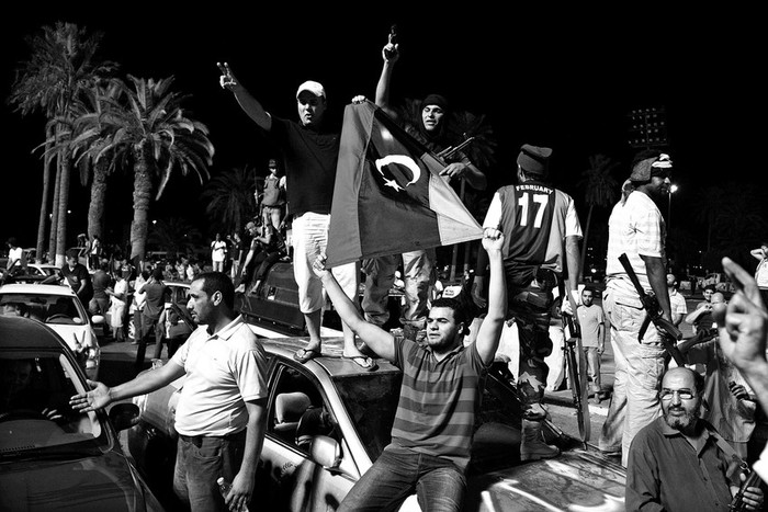 Combatientes rebeldes celebran en la plaza Shuhada, formalmente conocida como la Plaza Verde, después de que tropas tomaran la
residencia del coronel Muamar el Gadafi, en Trípoli. · Foto: Efe, Stringer