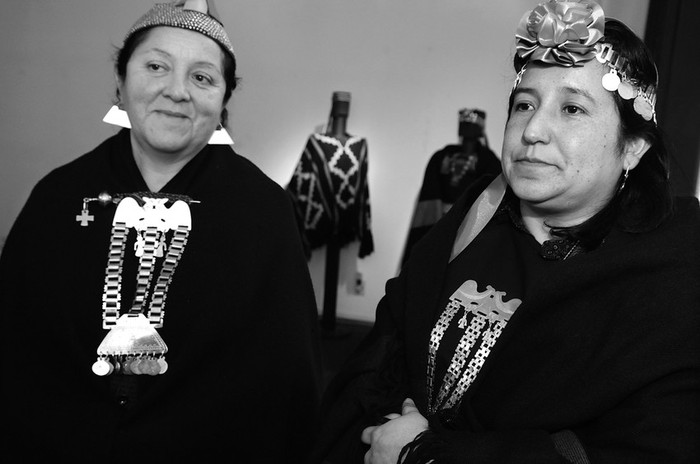 Juana Calluil Fuentes y Soledad Molinet Huechucura, del grupo de artesanos Pu Rexafe. · Foto: Nicolás Celaya