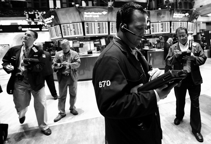 Agentes bursátiles trabajan en la Bolsa de Nueva York, el viernes. · Foto: Efe, Justin Lane Agentes bursátiles trabajan en la Bolsa de Nueva York, el viernes. · Foto: Efe, Justin Lane