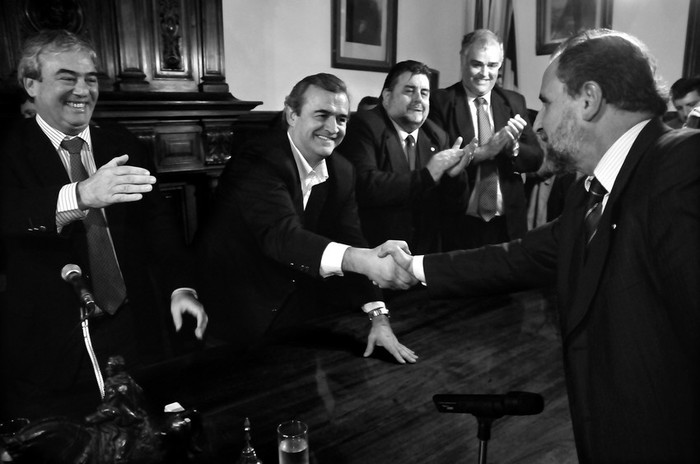 Luis Alberto Heber, Jorge Larrañaga, Eber da Rosa, Gustavo Penadés y Jorge Saravia, el día que el Directorio del Partido Nacional recibió
a Saravia y su grupo político. (archivo, agosto de 2011) · Foto: Javier Calvelo